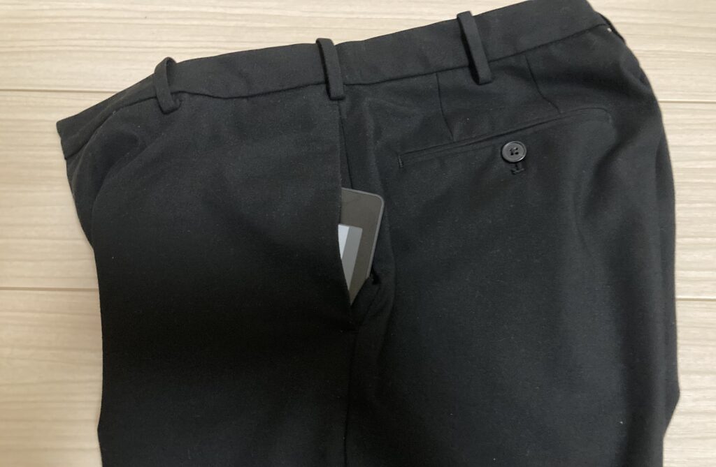 パンツのポケットに入ったKindleの画像