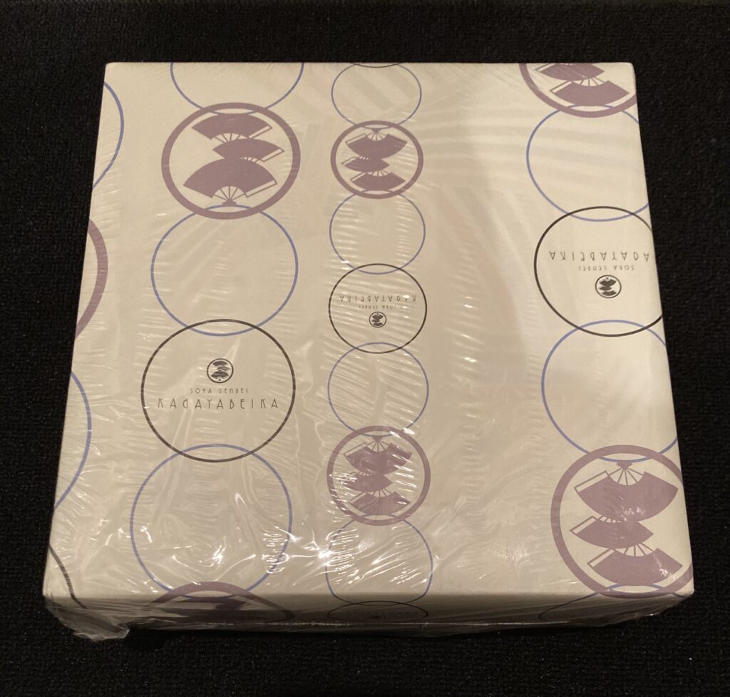 ビニール袋が巻かれた状態の菓子折り画像