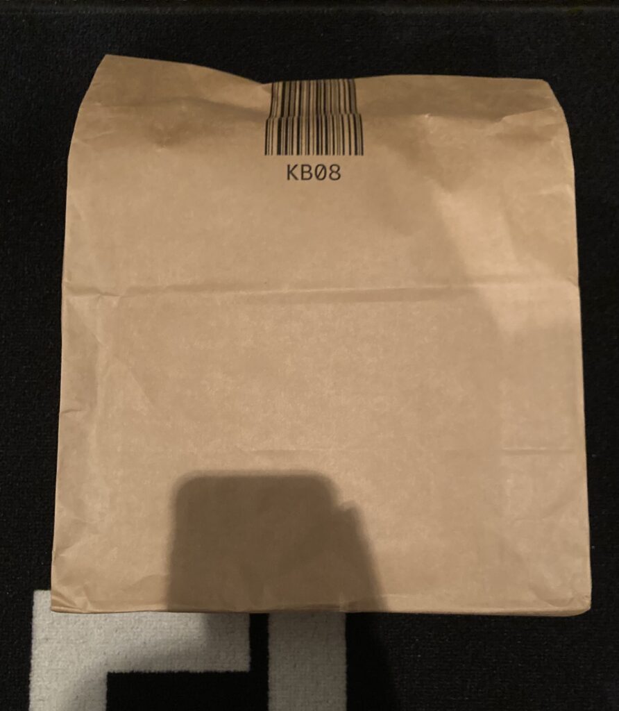 ダンボール包装紙に包まれている画像