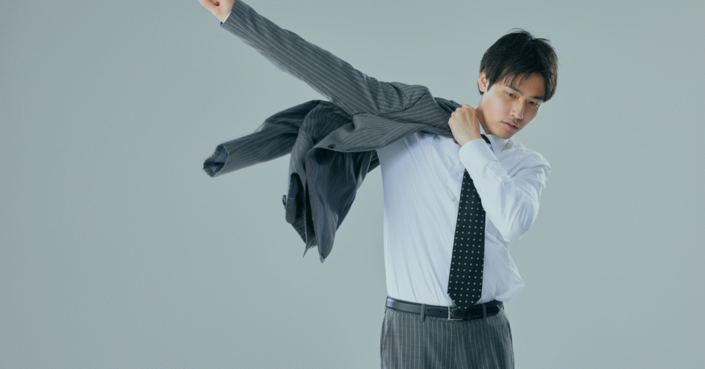 スーツを羽織っている画像