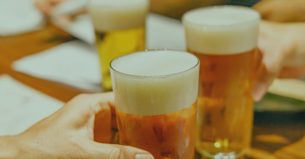ビールを乾杯している画像